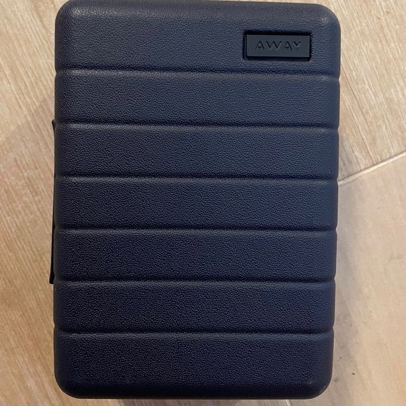 Away Handbags - Away Mini Luggage United First Class Polaris Amenity Kit NEW 2023